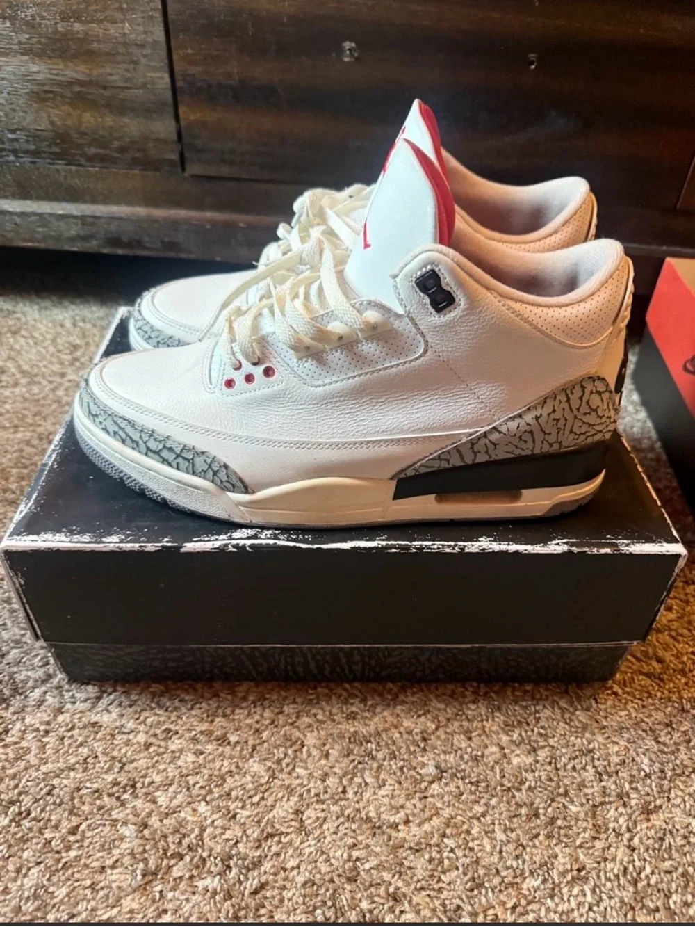 Jordan 3 white cements, comes with box, very clean shoe, quick shipping